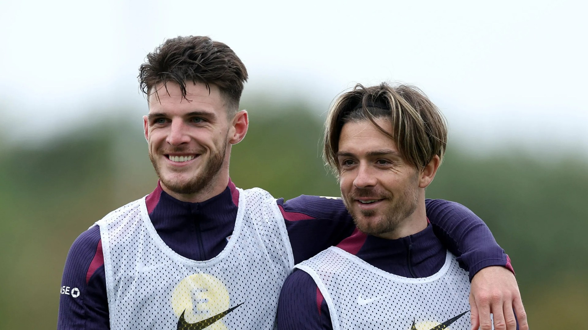 Dublin Airport send cheeky welcome message to Declan Rice and Jack Grealish ahead of England squad’s arrival [Video]