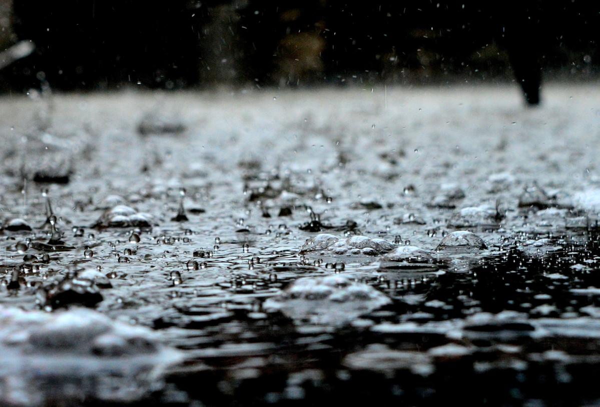 Rainy start to Friday as weekend temperatures fall in Southeast Michigan [Video]