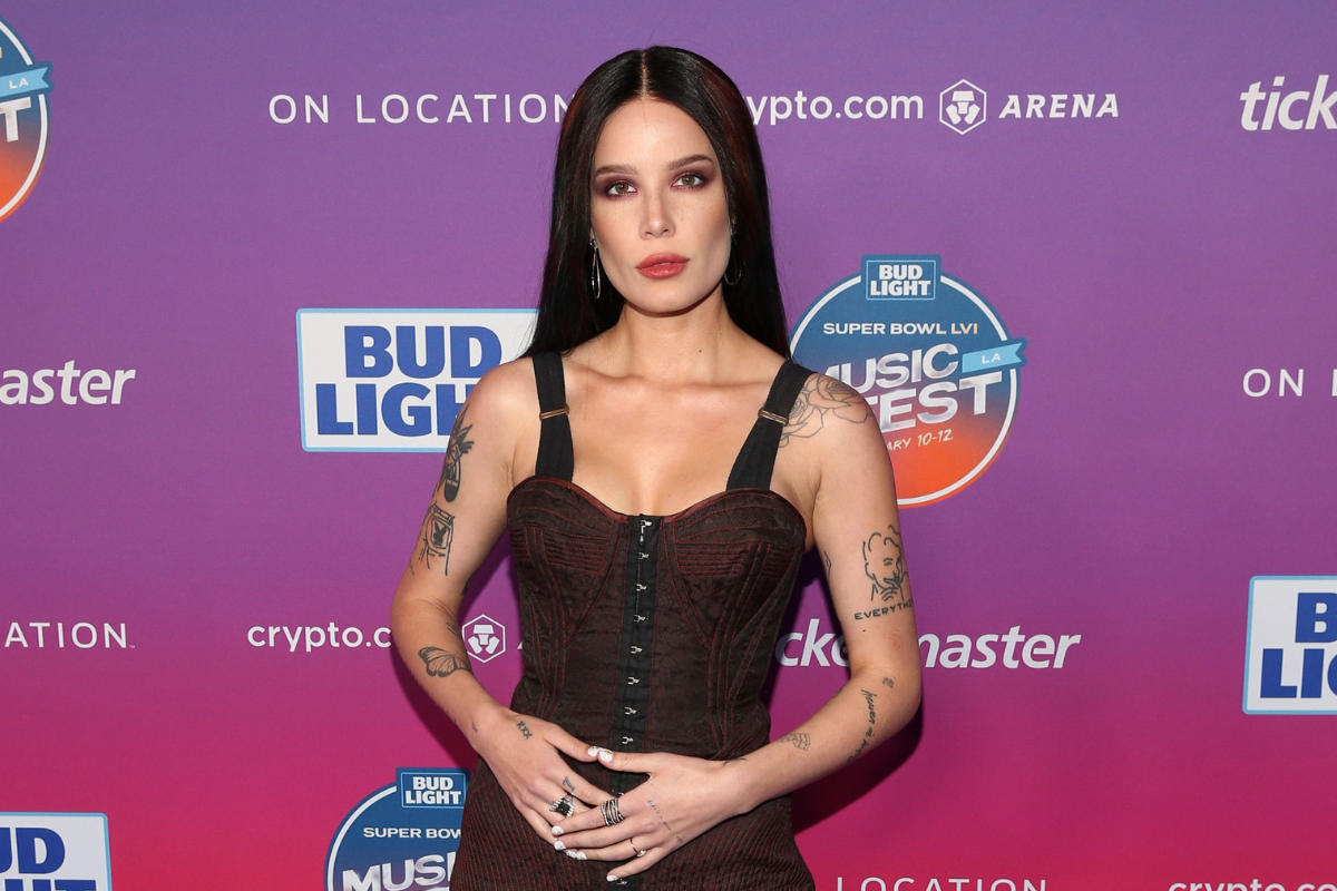 Halsey’s Ill Health Sparked ‘Dark’ Hobby’Couldn’t Even Open Envelope’ [Video]