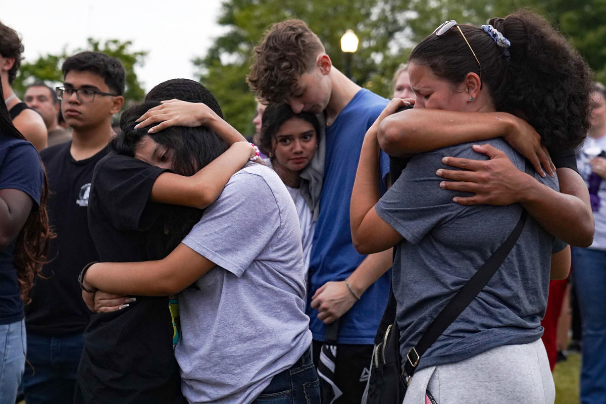 Community comes together to comfort each other and mourn victims of Georgia school shooting [Video]