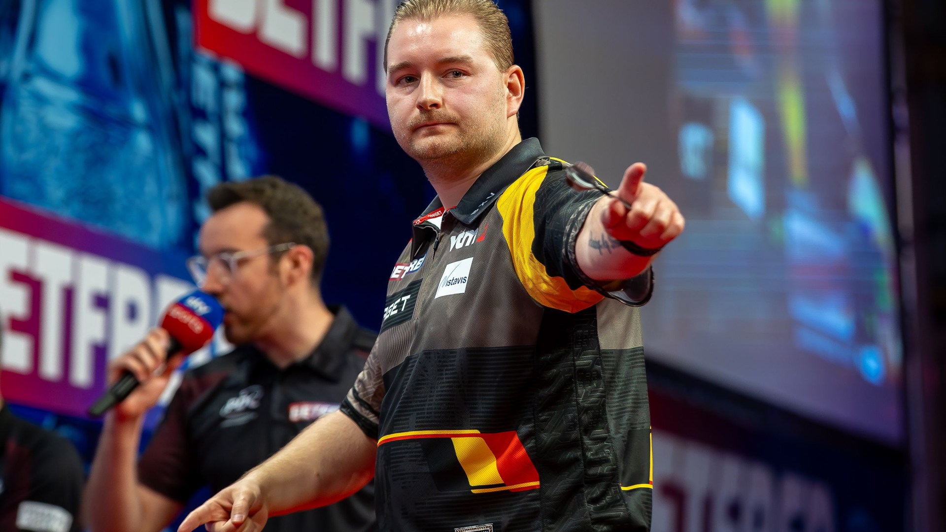 Emotional darts star on verge of ‘breakdown’ as manager forced to step in during press conference after shock home loss [Video]