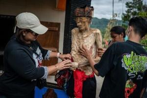 Indonesian villagers dress corpses in ritual for the dead [Video]