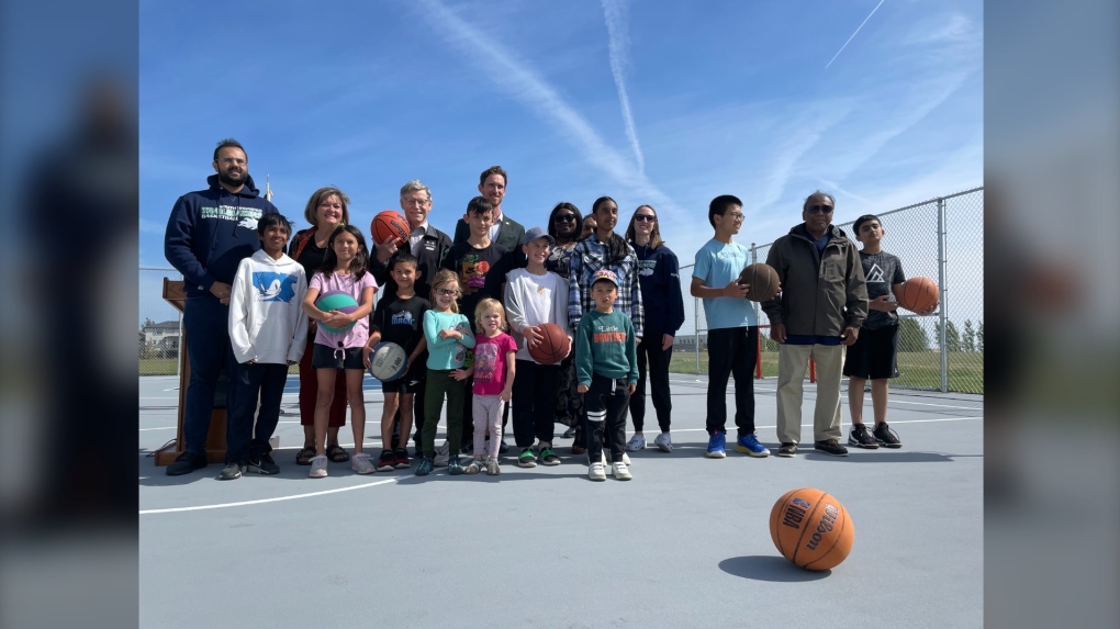 New basketball court unveiled in Winnipegs Waverley neighbourhood [Video]