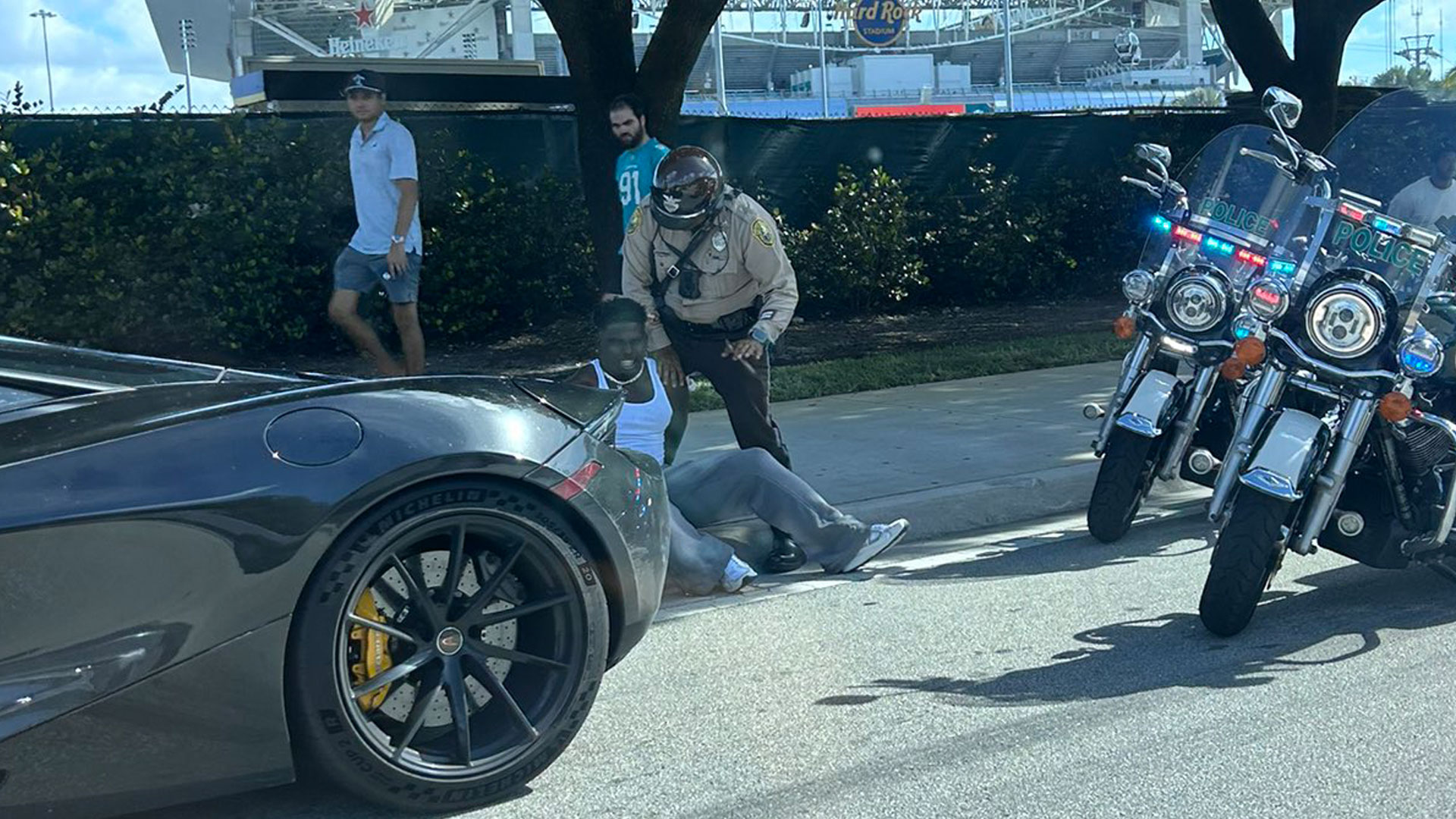 Tyreek Hill arrested on way to Miami Dolphins stadium with update on his status for Jacksonville Jaguars clash revealed [Video]