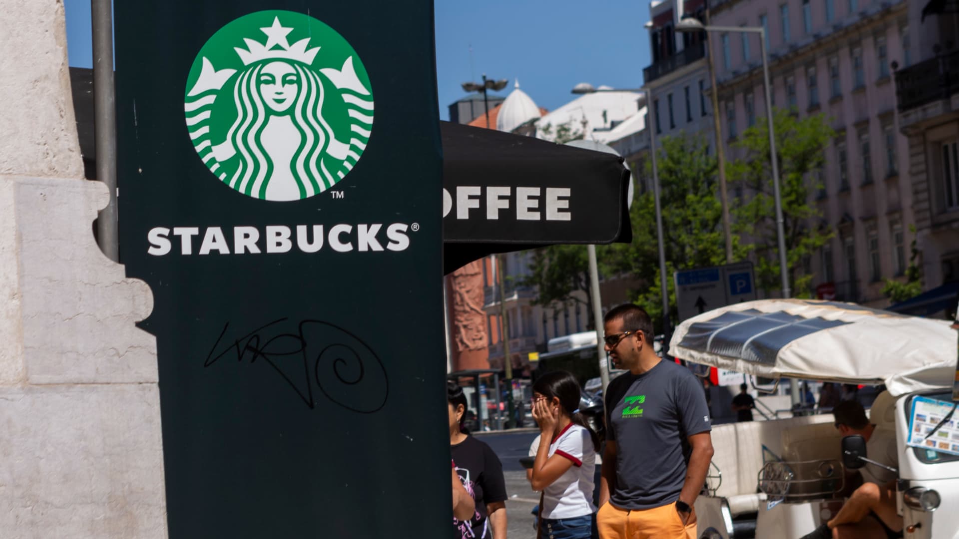 Starbucks CEO Brian Niccol first day: Mobile app, China are challenges [Video]