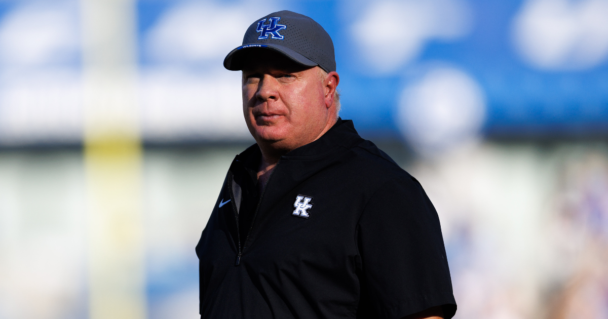 After meeting with team leaders, Stoops believes Kentucky will respond to adversity [Video]