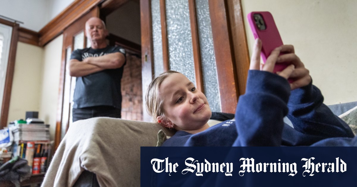 Australian parents celebrate restricting childrens access to social media [Video]