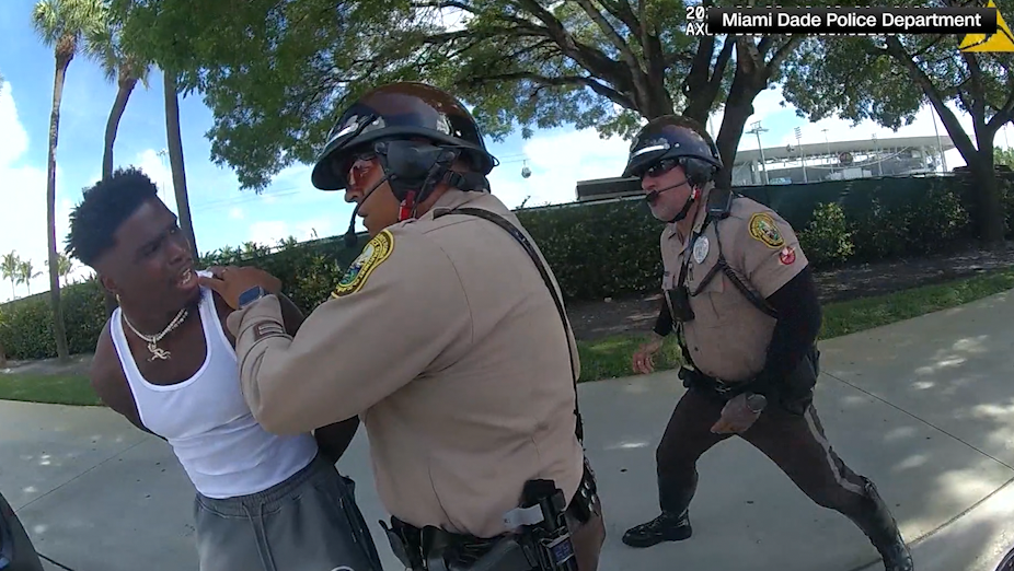 Video shows officers dragged Tyreek Hill out of his car after he put his window back up [Video]