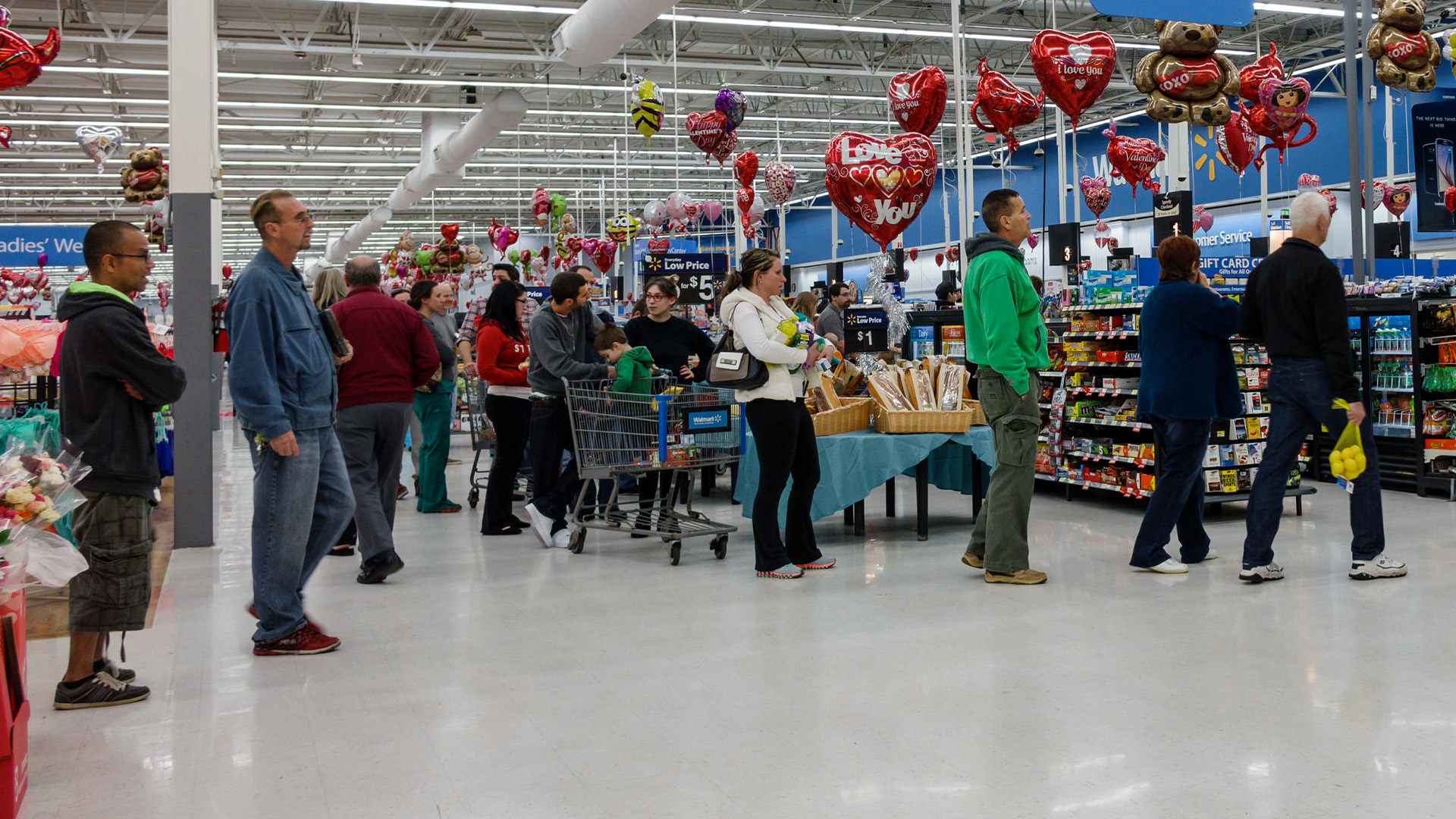 Walmart shopper ‘nearly cries’ when she’s forced into long checkout line with full cart – store is now ‘monitoring bags’ [Video]