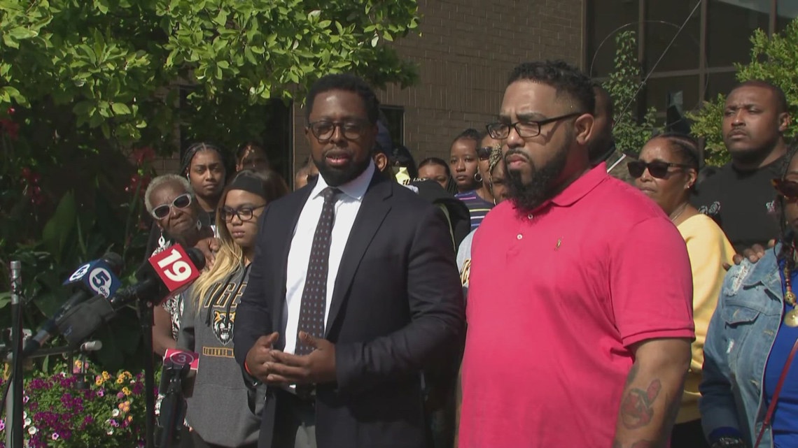 Family of teen shot by Cleveland Heights police speaks out [Video]