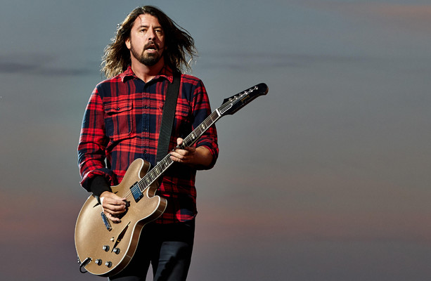 Foo Fighters’ lead singer Dave Grohl says he has fathered a baby ‘outside of my marriage’ [Video]