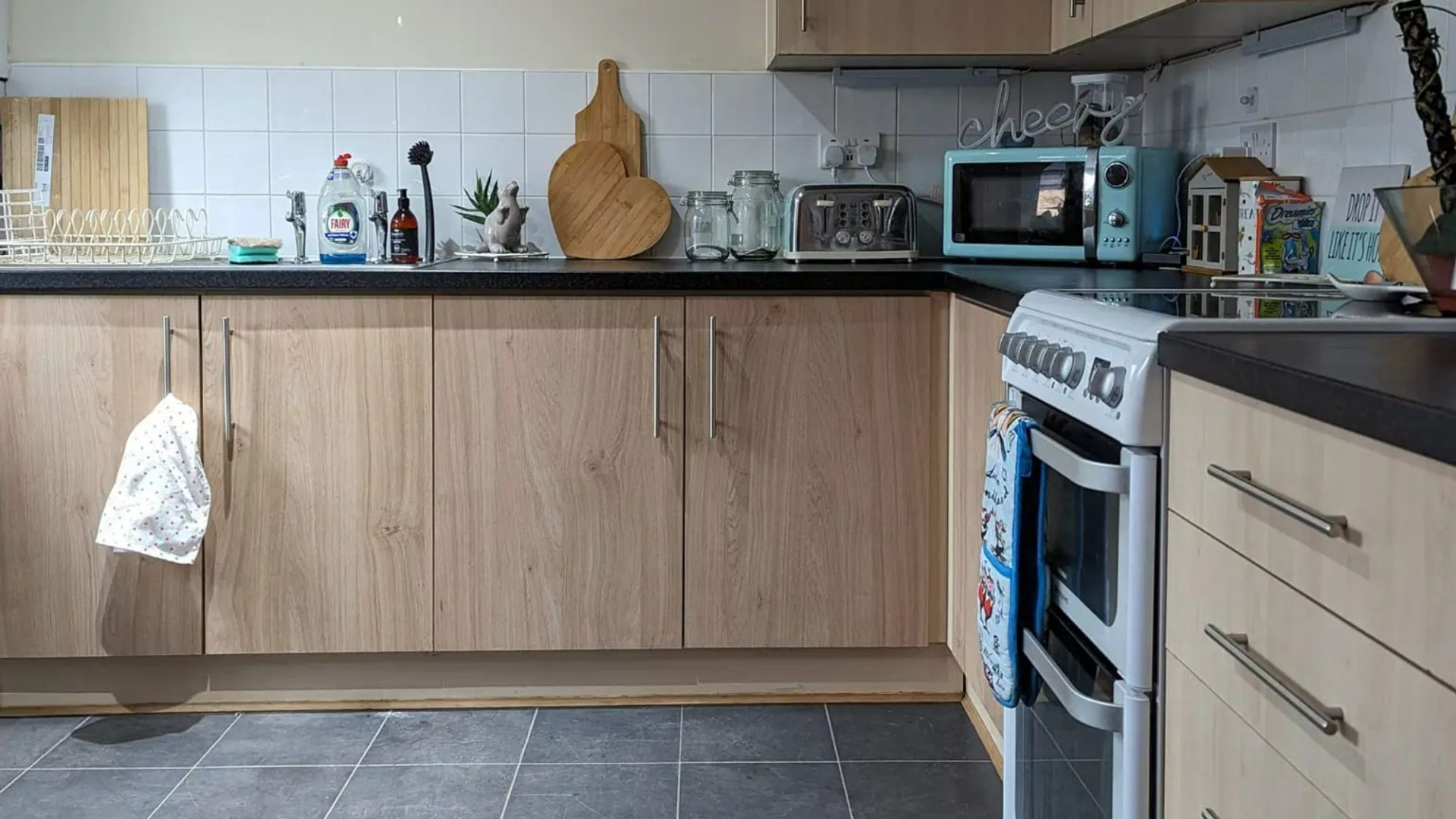 I spruced up my tired and dated kitchen for just 131 using B&Q buys – people cant believe its even the same room [Video]