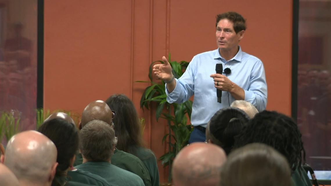 NFL legend Steve Young spreads message of love at Idaho prison [Video]