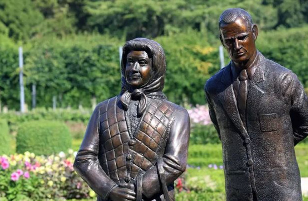 ‘Melt it and start again’: Some people aren’t thrilled with this new statue of the late Queen [Video]