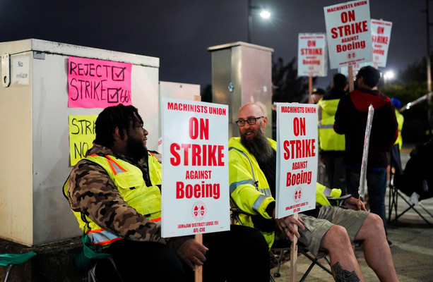 US Boeing workers go on strike after voting overwhelmingly to reject 25% wage increase [Video]