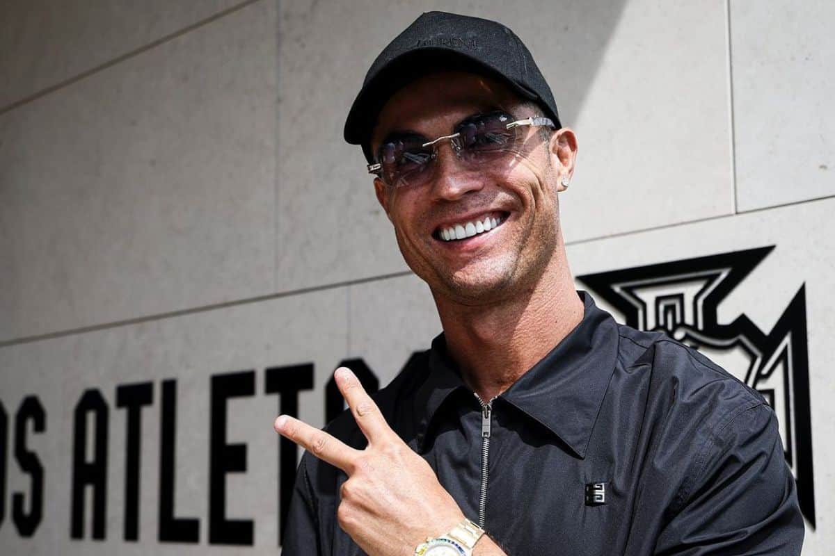 Ronaldo thanks fans as he reaches 1 billion follows [Video]