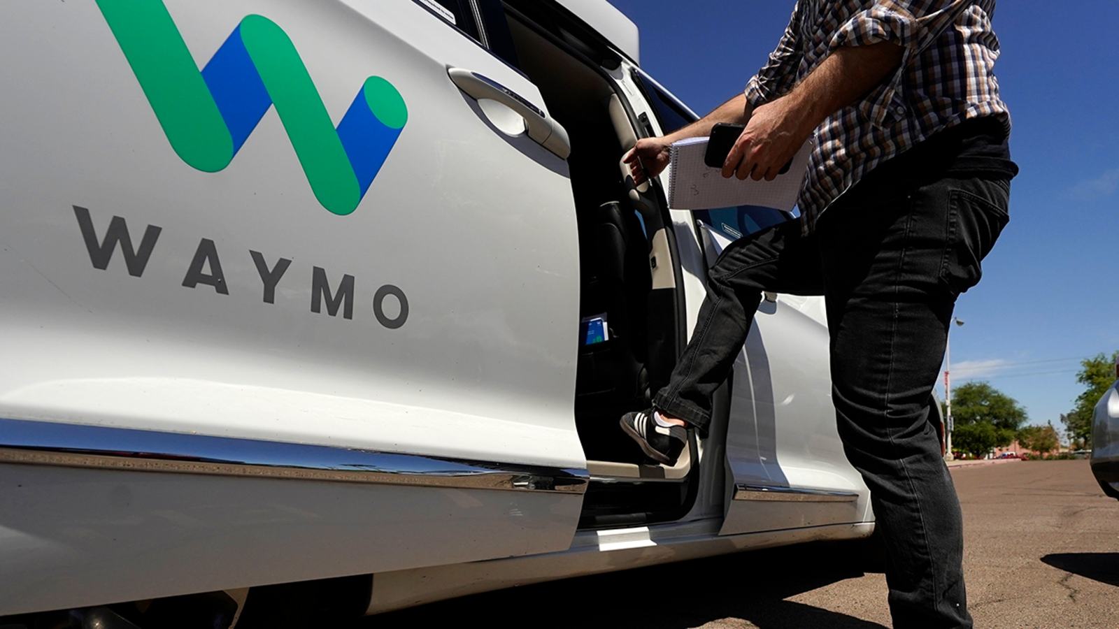 Uber to dispatch robotaxis built by driverless technology pioneer Waymo beginning next year in Austin, Texas, and Atlanta [Video]