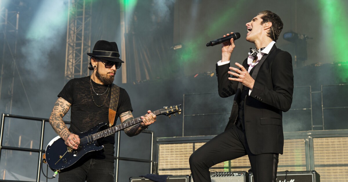 ‘Tension and animosity’ led to Perry Farrell and Dave Navarro’s onstage scuffle [Video]