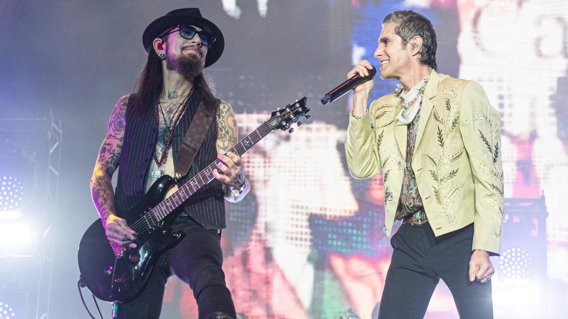 Perry Farrell fights Dave Navarro during Jane’s Addiction concert [Video]