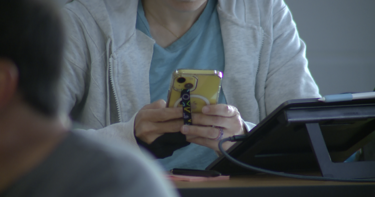 Lee’s Summit School Board seeking public input on cell phones in schools [Video]