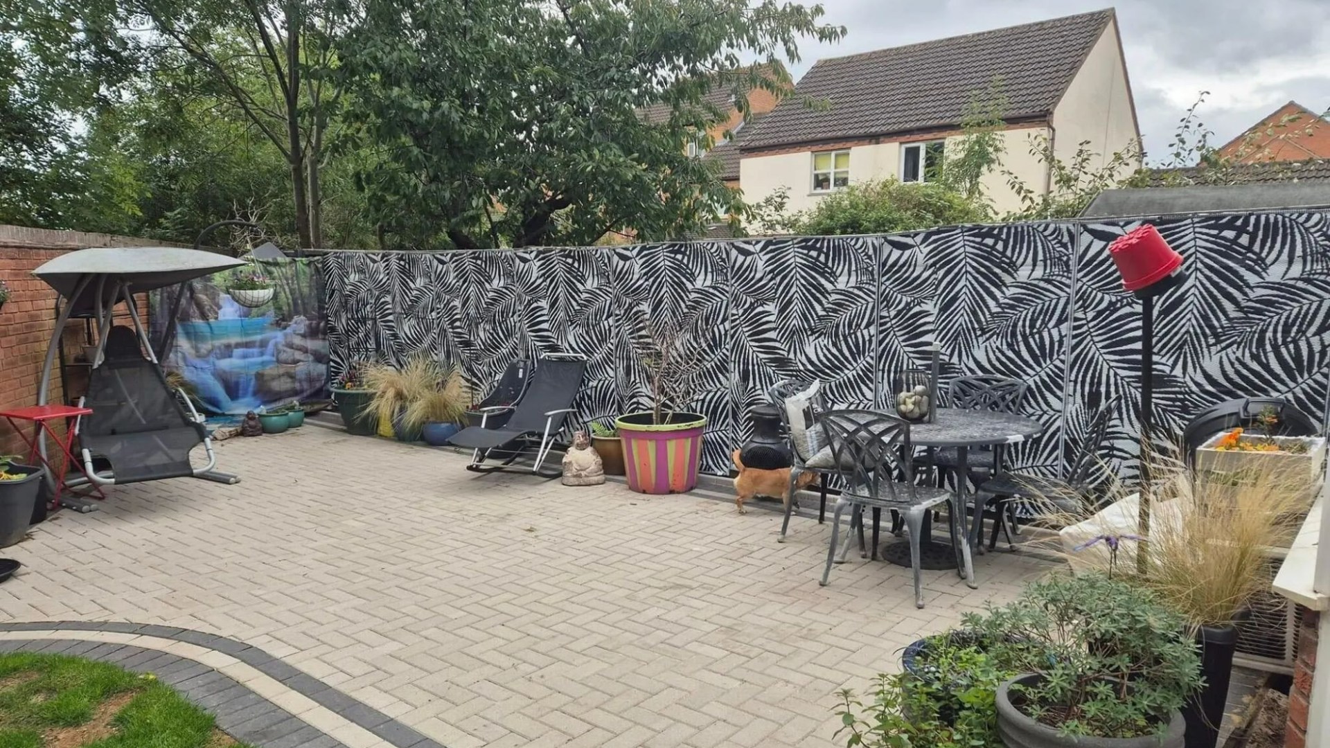 My fence was ugly but instead of replacing it, I used a 5 hack to hide it – it looks great but not everyone agrees [Video]