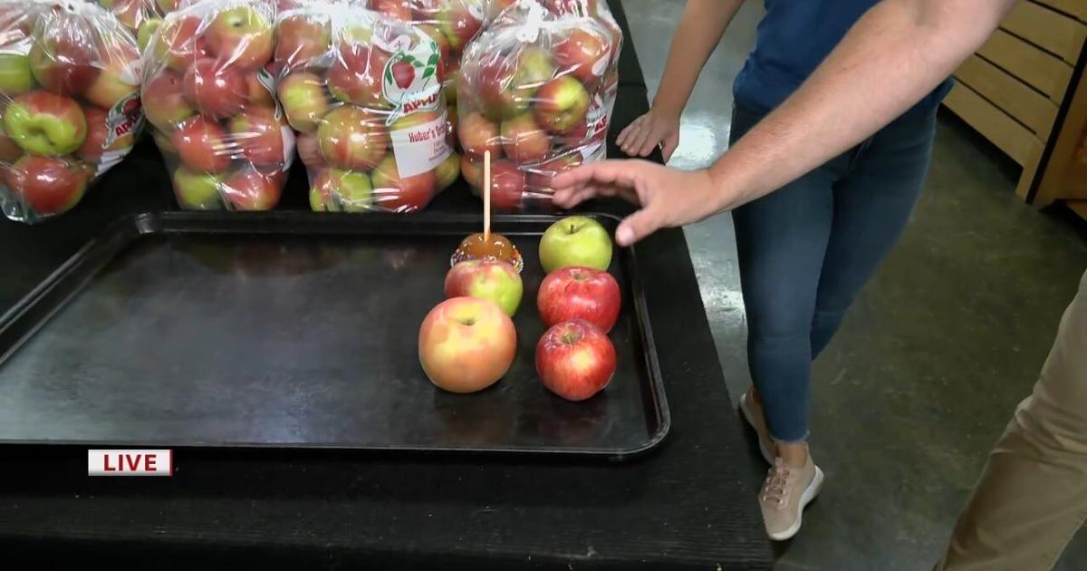 Keith Kaiser tries to guess apple brands at Huber’s Orchard & Winery | [Video]