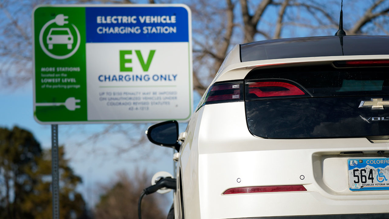 GM offering adapters to help electric vehicle owners access Tesla chargers [Video]