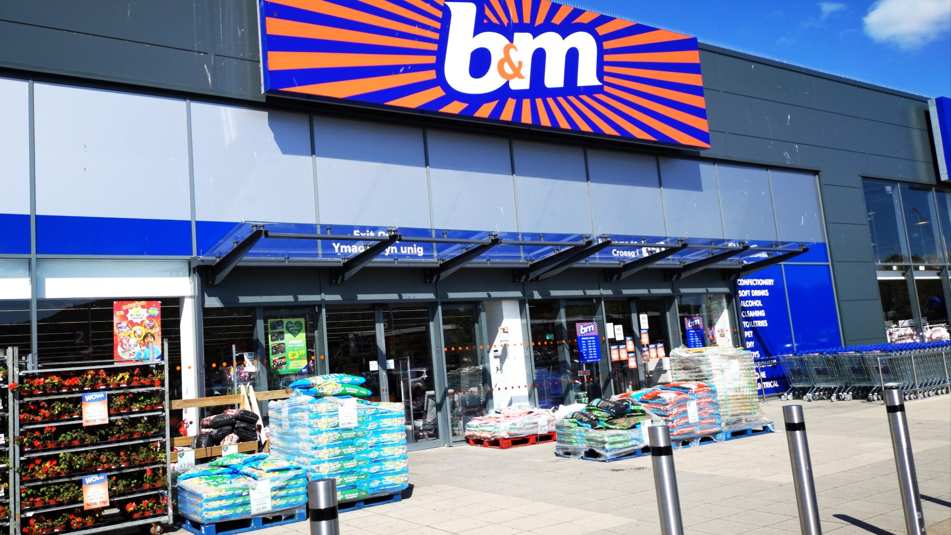 B&M shoppers are rushing to buy festive chocolate treats that are perfect for Christmas Eve boxes [Video]