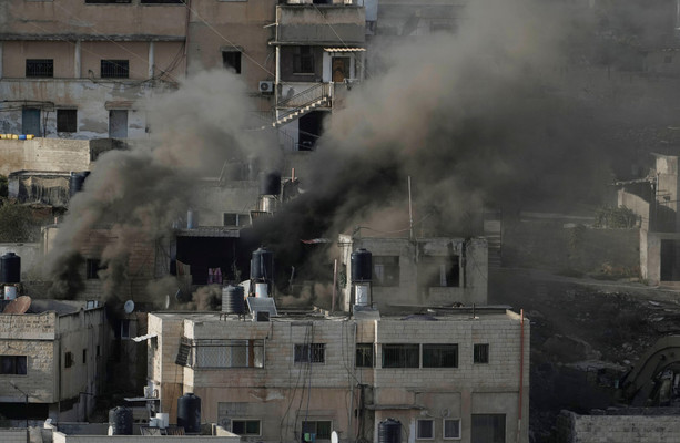 Israeli soldier filmed pushing body off roof during raid in West Bank [Video]