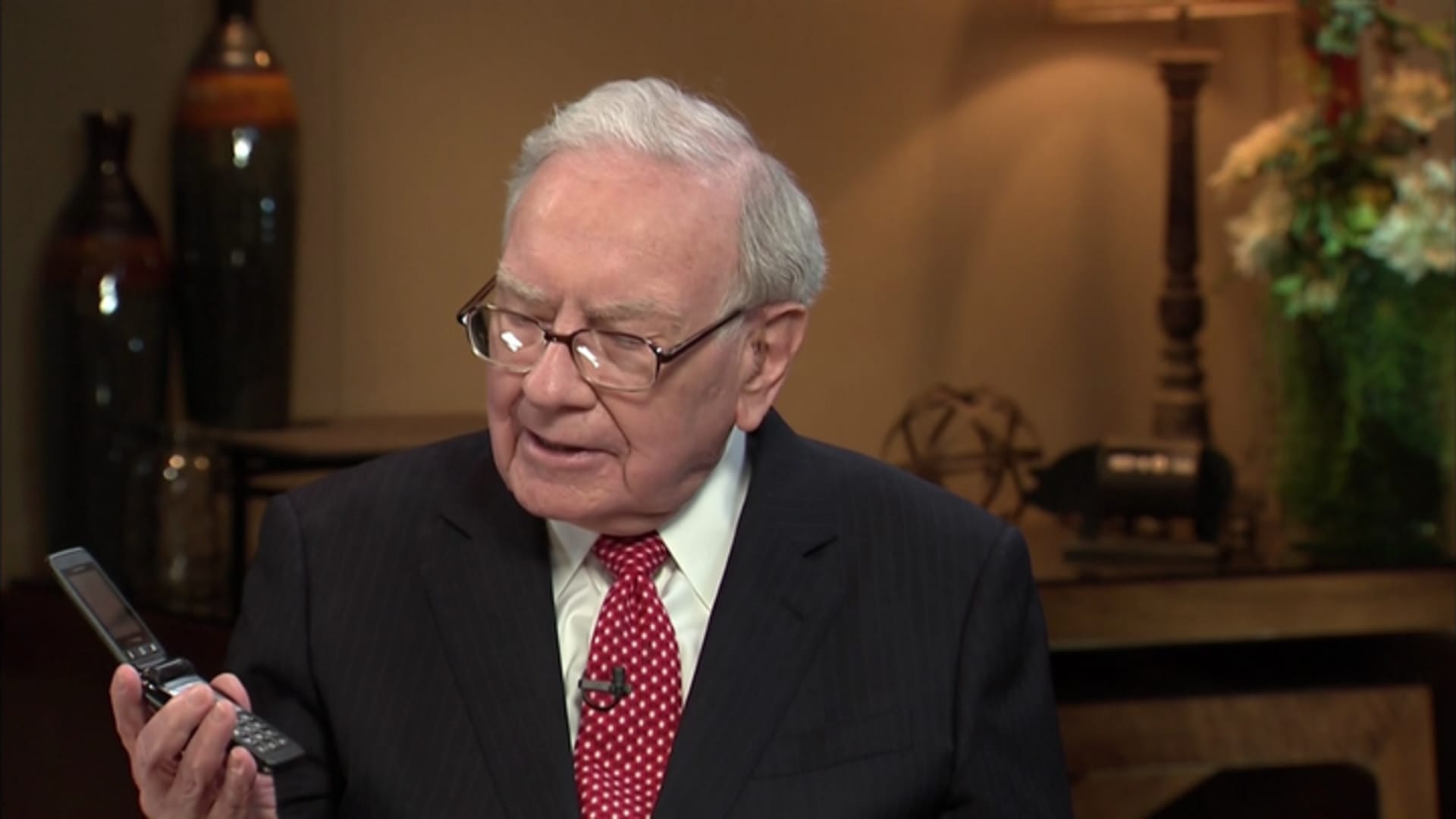 A new ETF uses AI to emulate Warren Buffett’s investment style [Video]