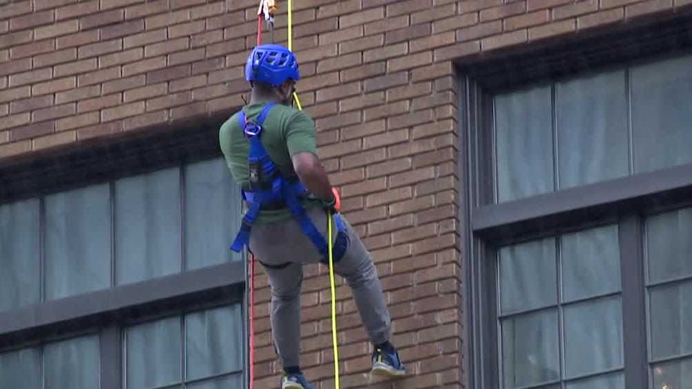 Milwaukee’s mayor rappels down building to raise money for Doors Open [Video]