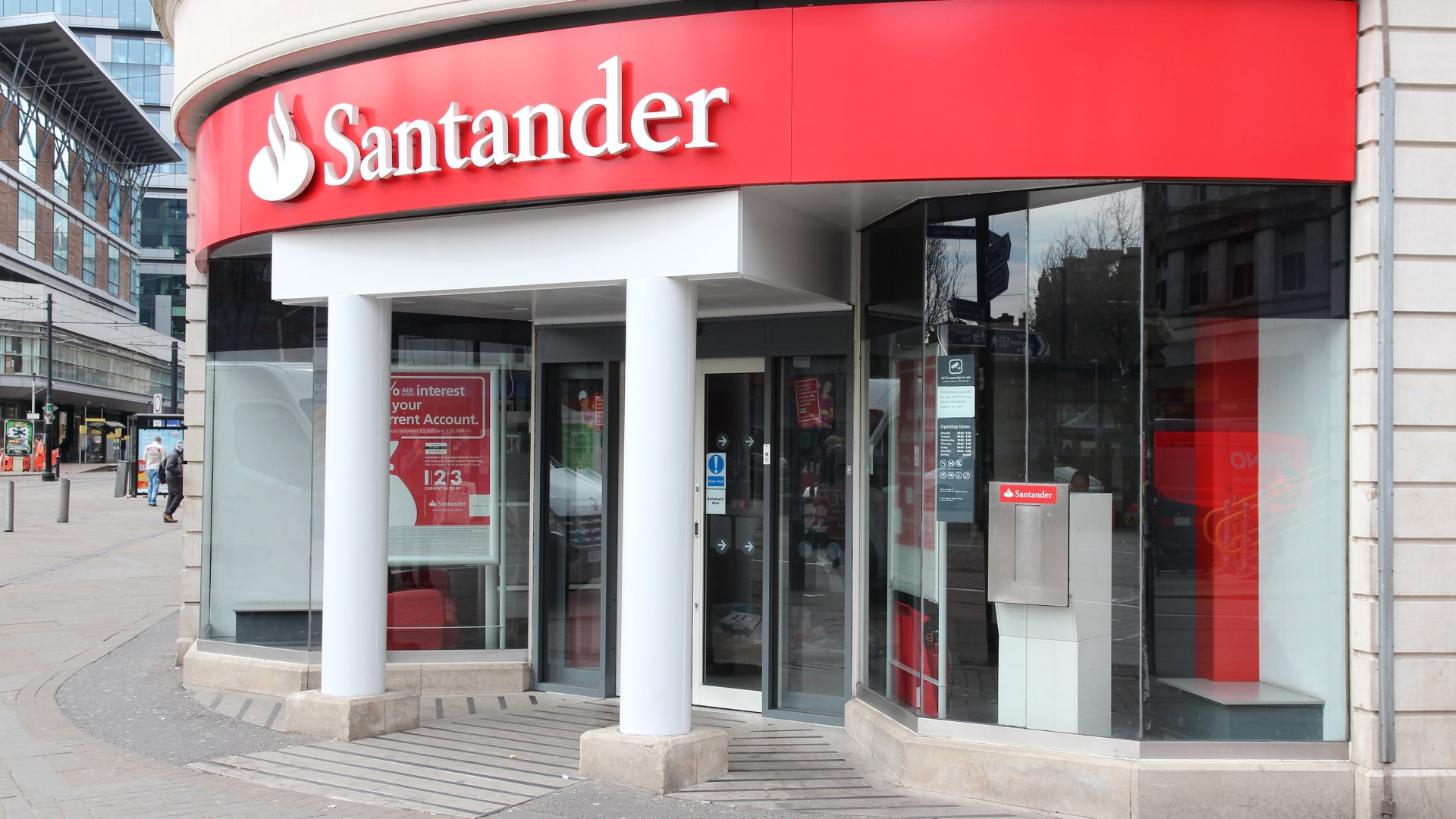 Santander went down leaving customers locked out of mobile banking app [Video]