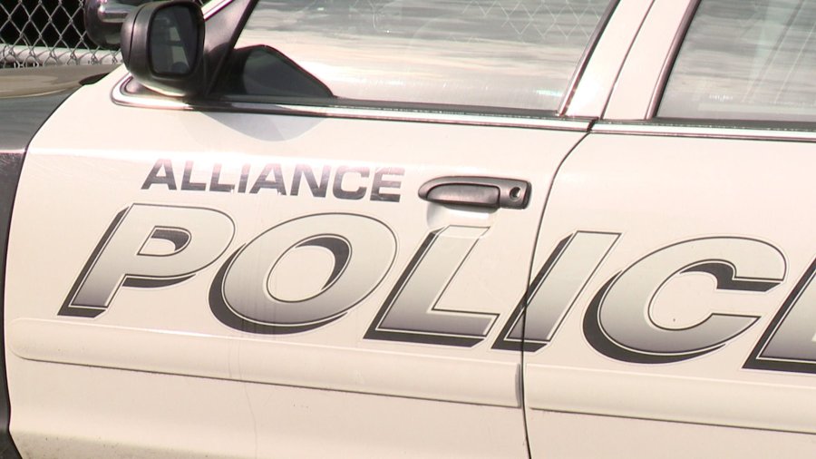 Man in custody after attempting to take child in Alliance: PD [Video]