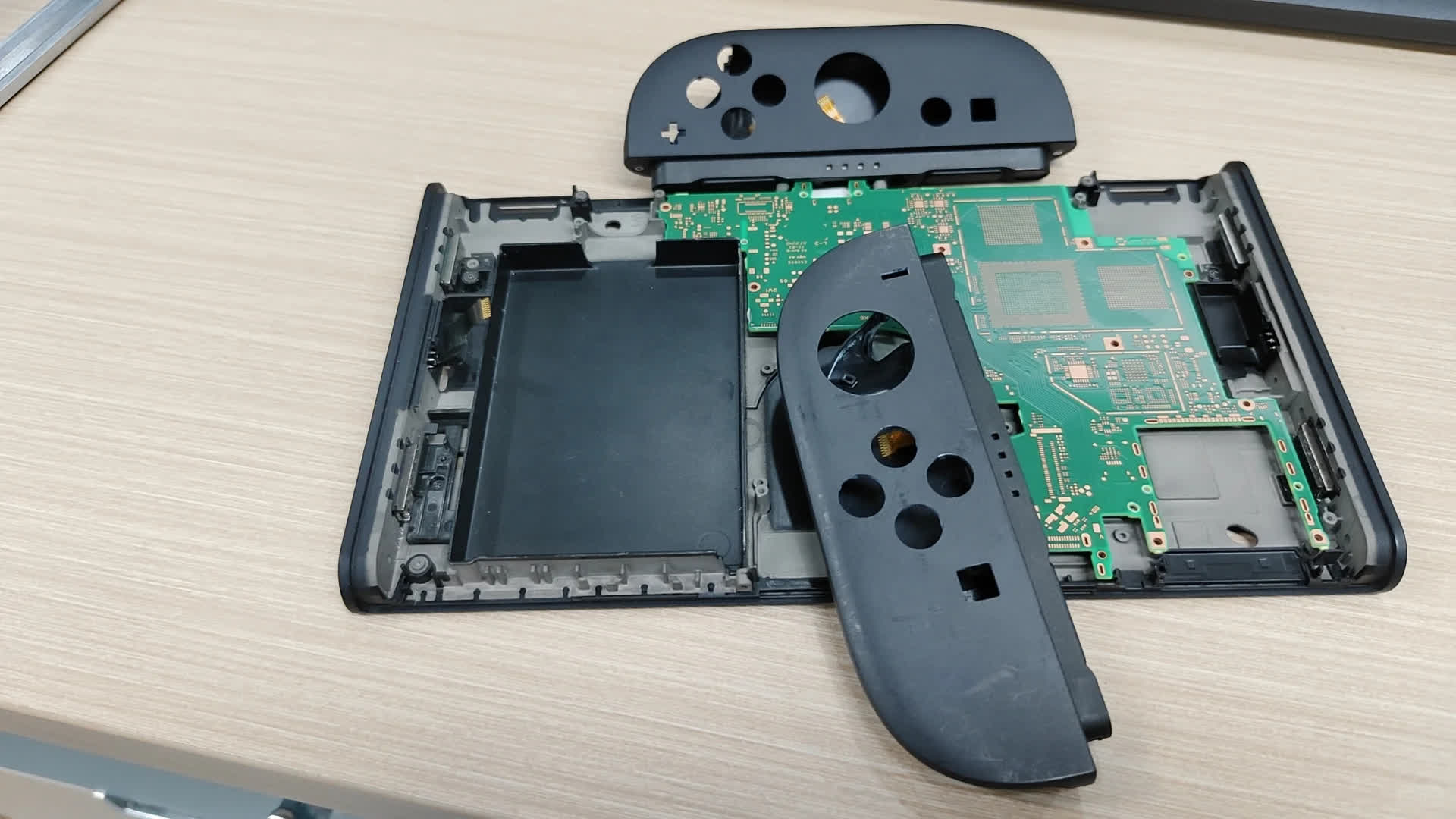 Leaked Nintendo Switch 2 chassis “almost certainly real,” analysts say [Video]