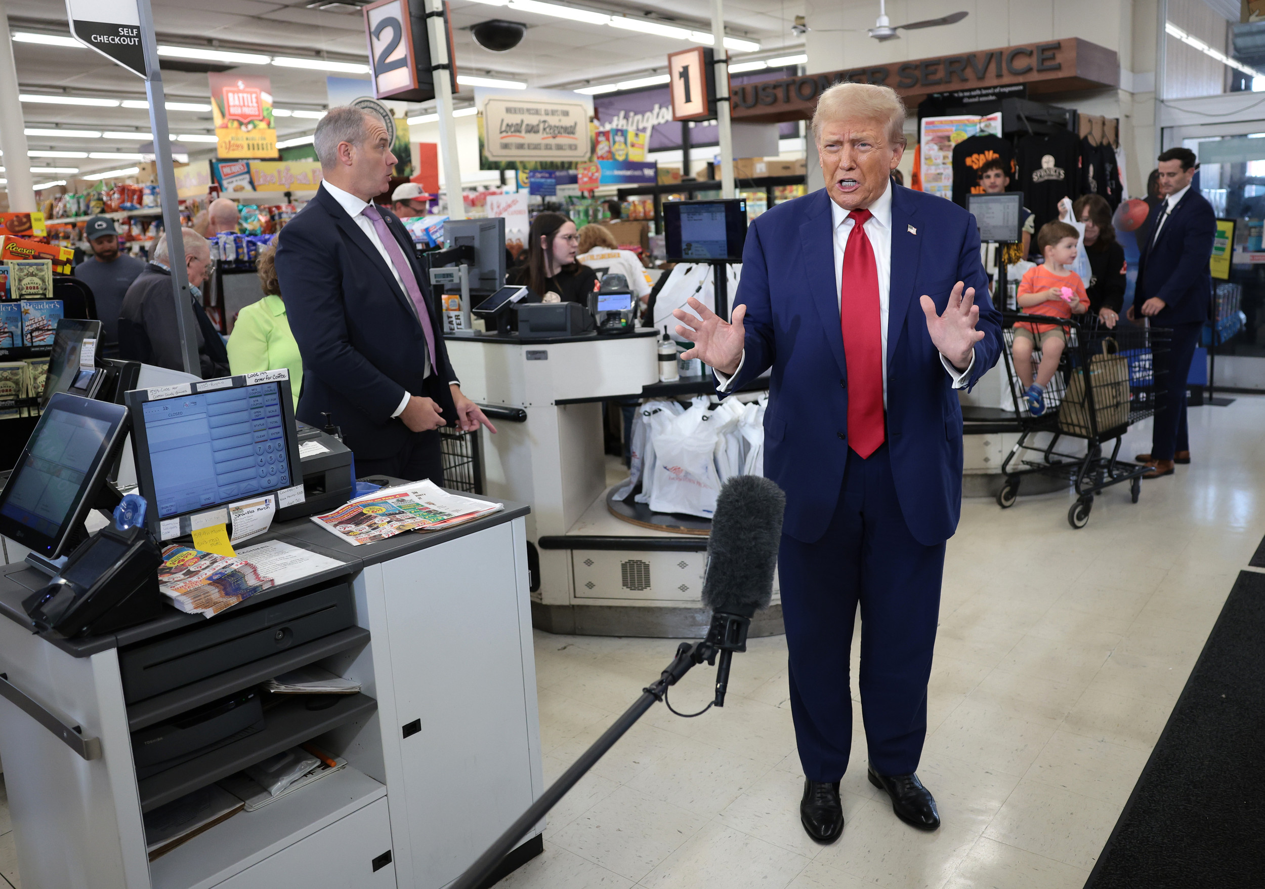 Donald Trump Buying Groceries for Pennsylvania Mom Goes Viral [Video]