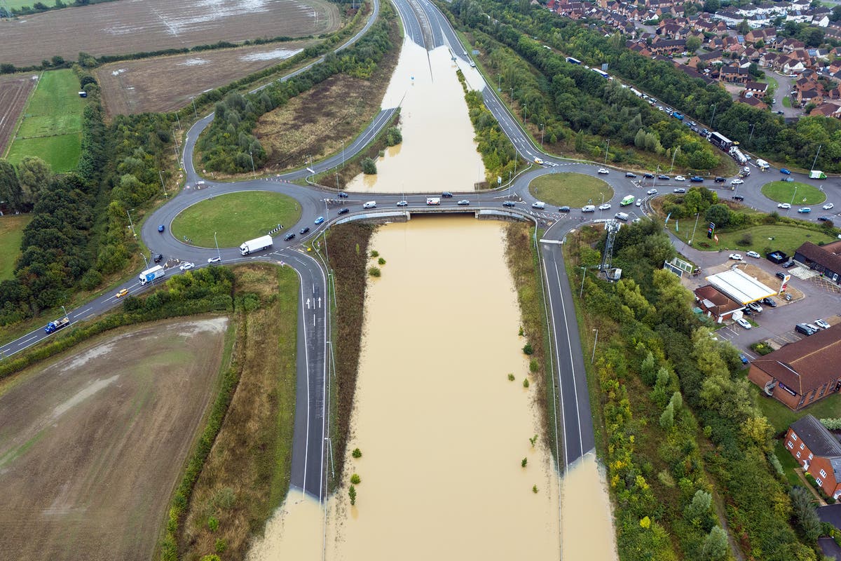 Met Office issue yellow weather warning as flash flooding wreaks havoc across England [Video]