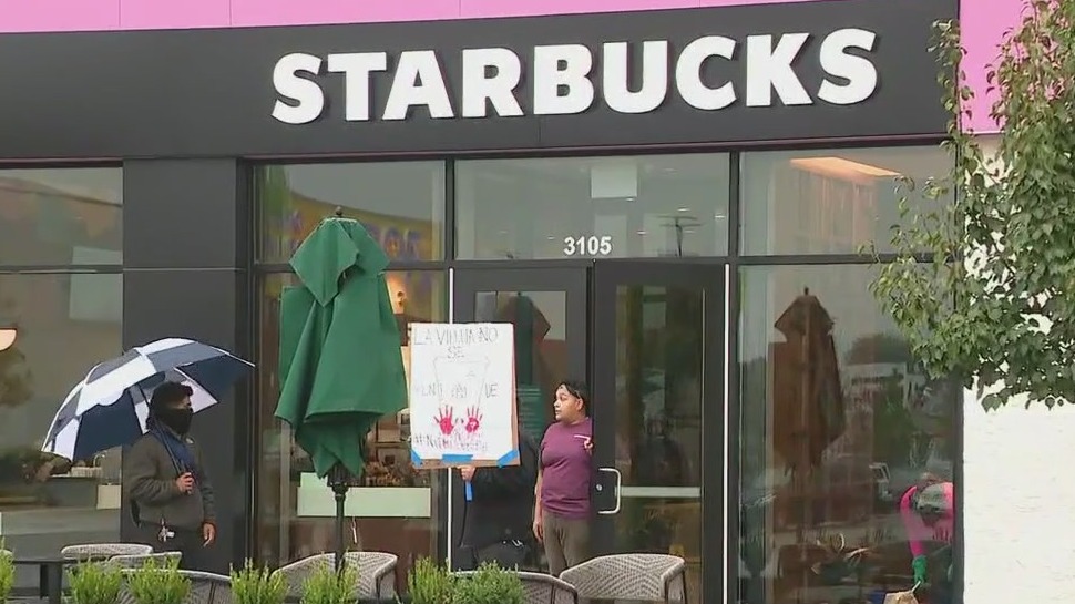 Little Village residents boycott new Starbucks, citing threat to neighborhood identity [Video]