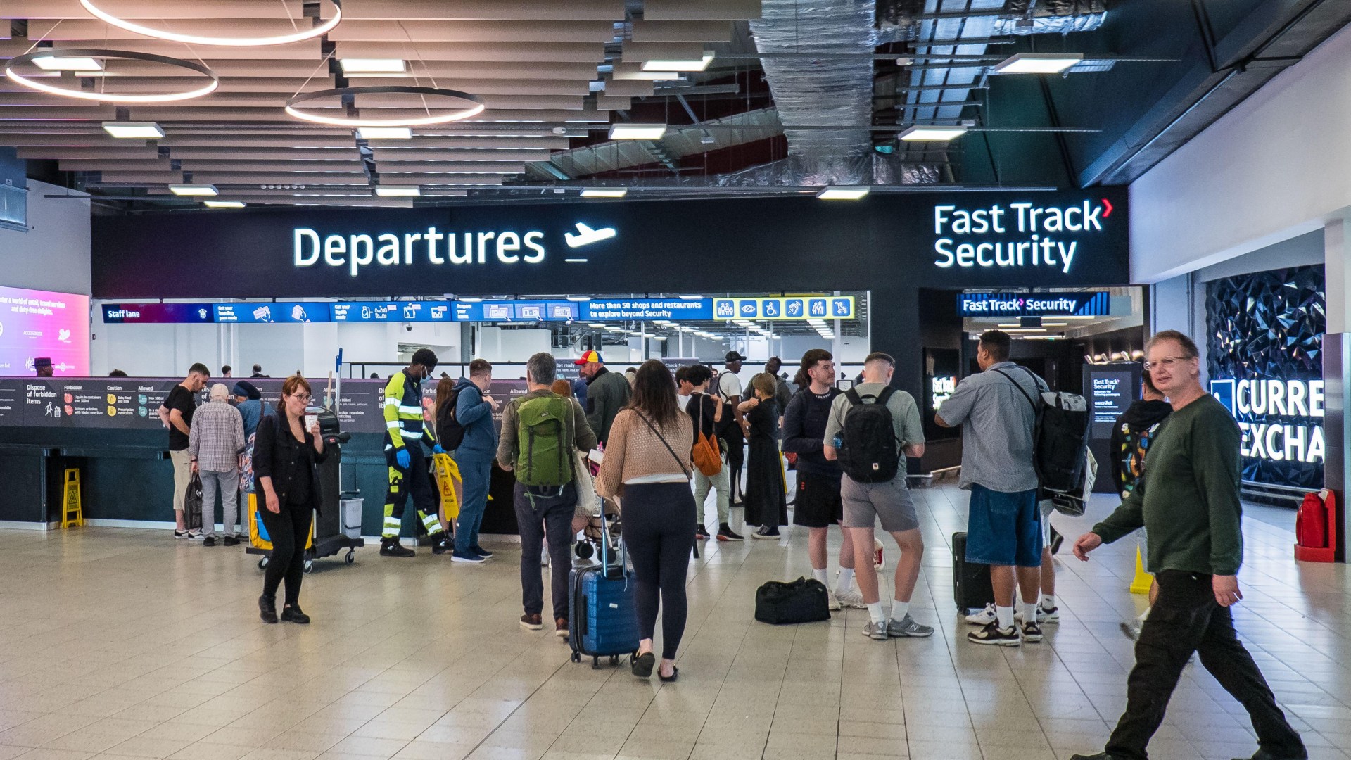 Nightmare for families at UK airports as new 100ml security scanners flag kids medicine like Calpol as ‘an explosive’ [Video]