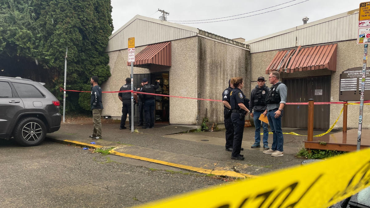 Police search for shooting suspect in West Seattle, 1 dead [Video]