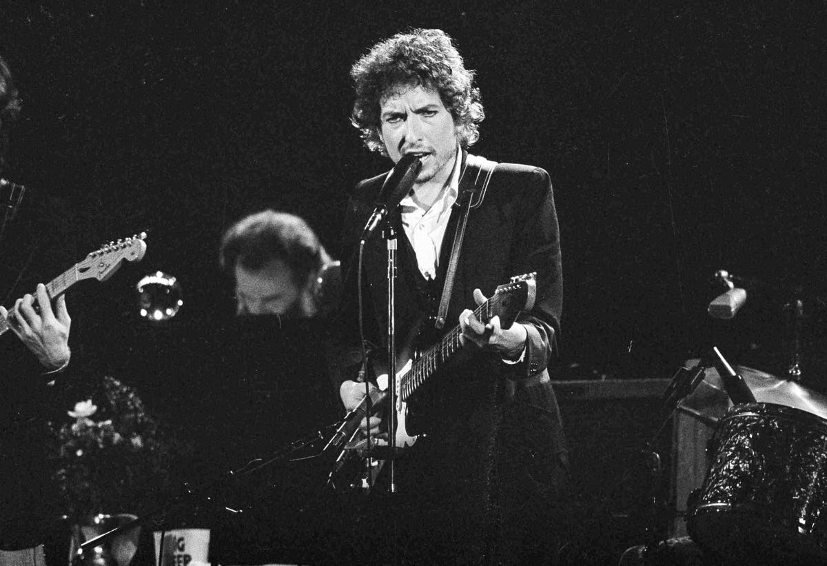 Bob Dylan baffles fans with rare social media post: Who is Mary Jo? [Video]