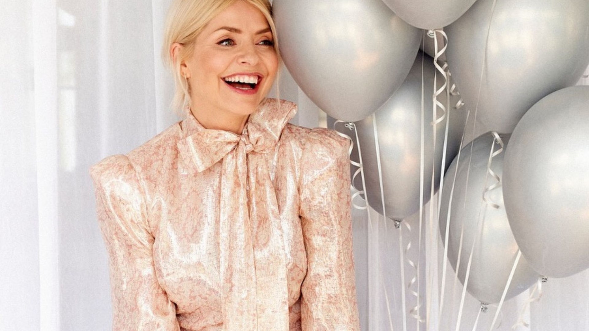 Holly Willoughby shrugs off Phillip Schofield ‘swipe’ as she flashes her legs in stunning new shoot [Video]