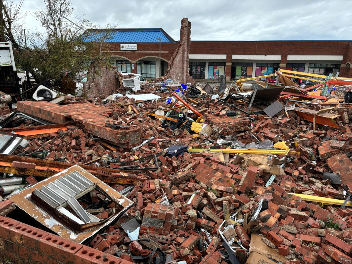 North Carolina EF3 tornado injures 15 people during Helene [Video]