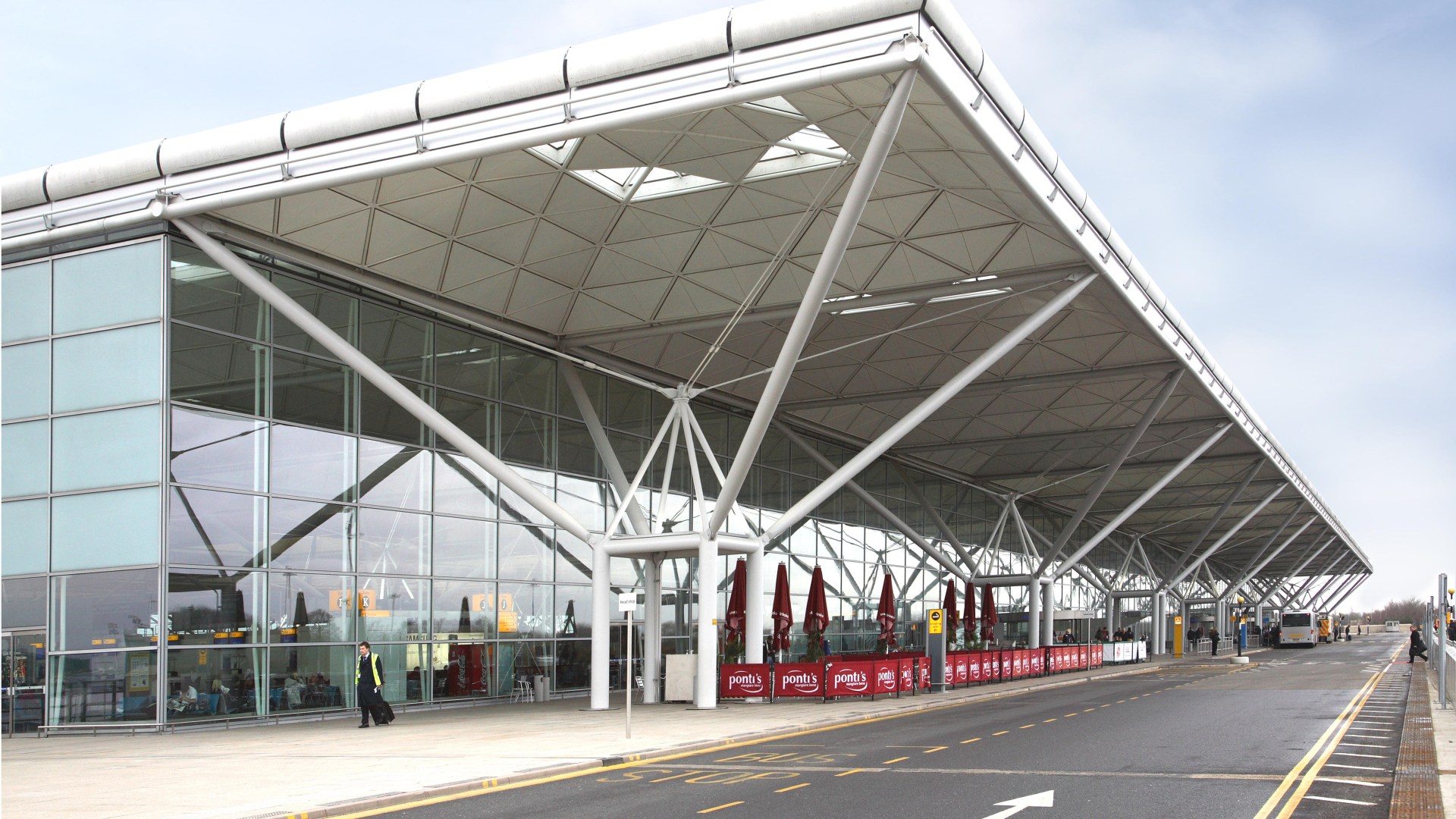 I was fined 450 after parking in wrong spot at Stansted Airport… but pressing button at the exit gate saved me 100s [Video]