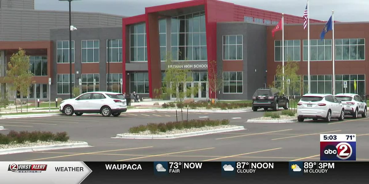 Students lead tours of new Neenah High School [Video]