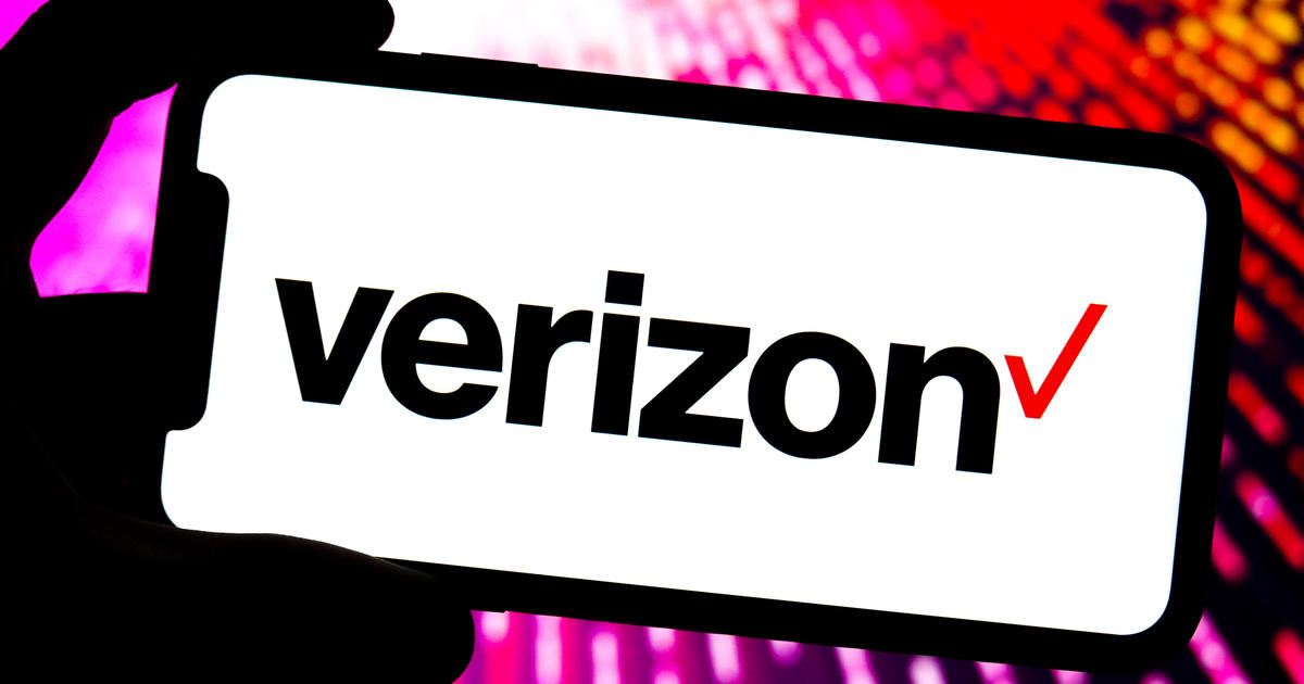 Verizon customers report widespread outages, with mobile phones limited to SOS mode [Video]