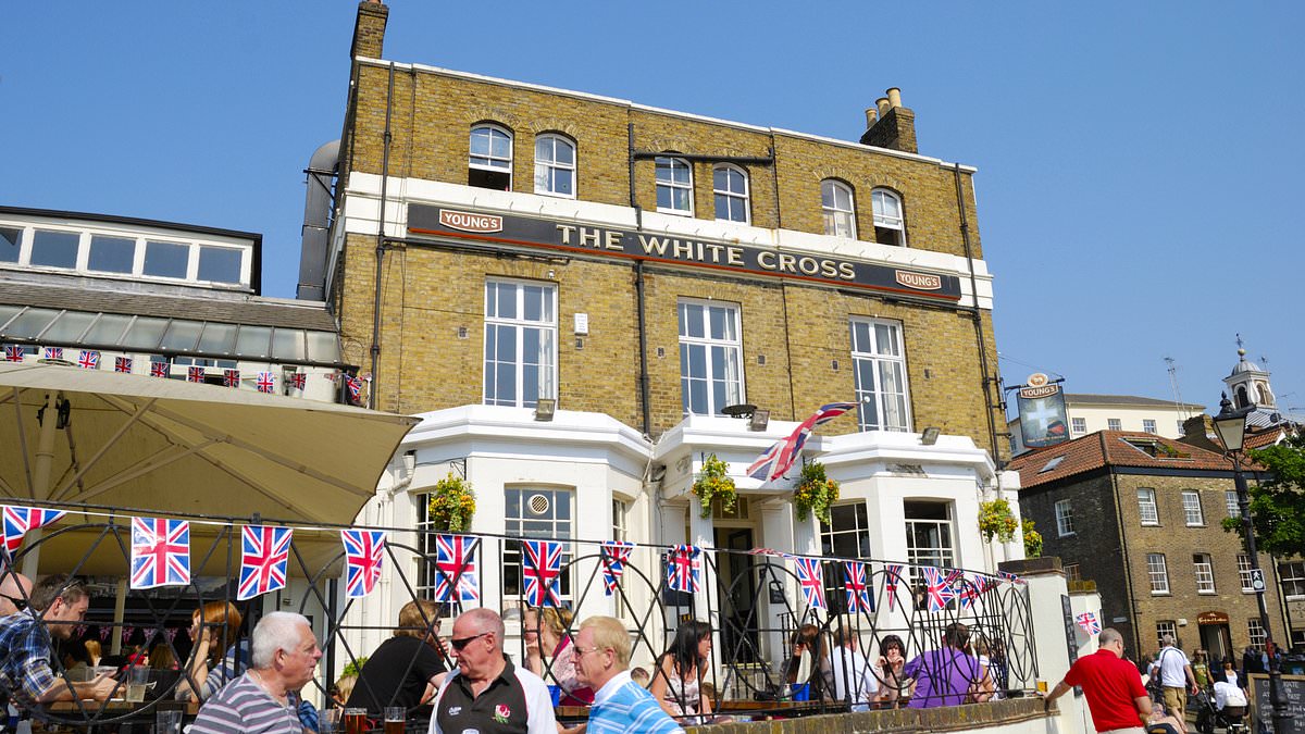 Inside the British pub that attracts thousands of tourists for ‘mad’ reason – but not all are convinced by it [Video]