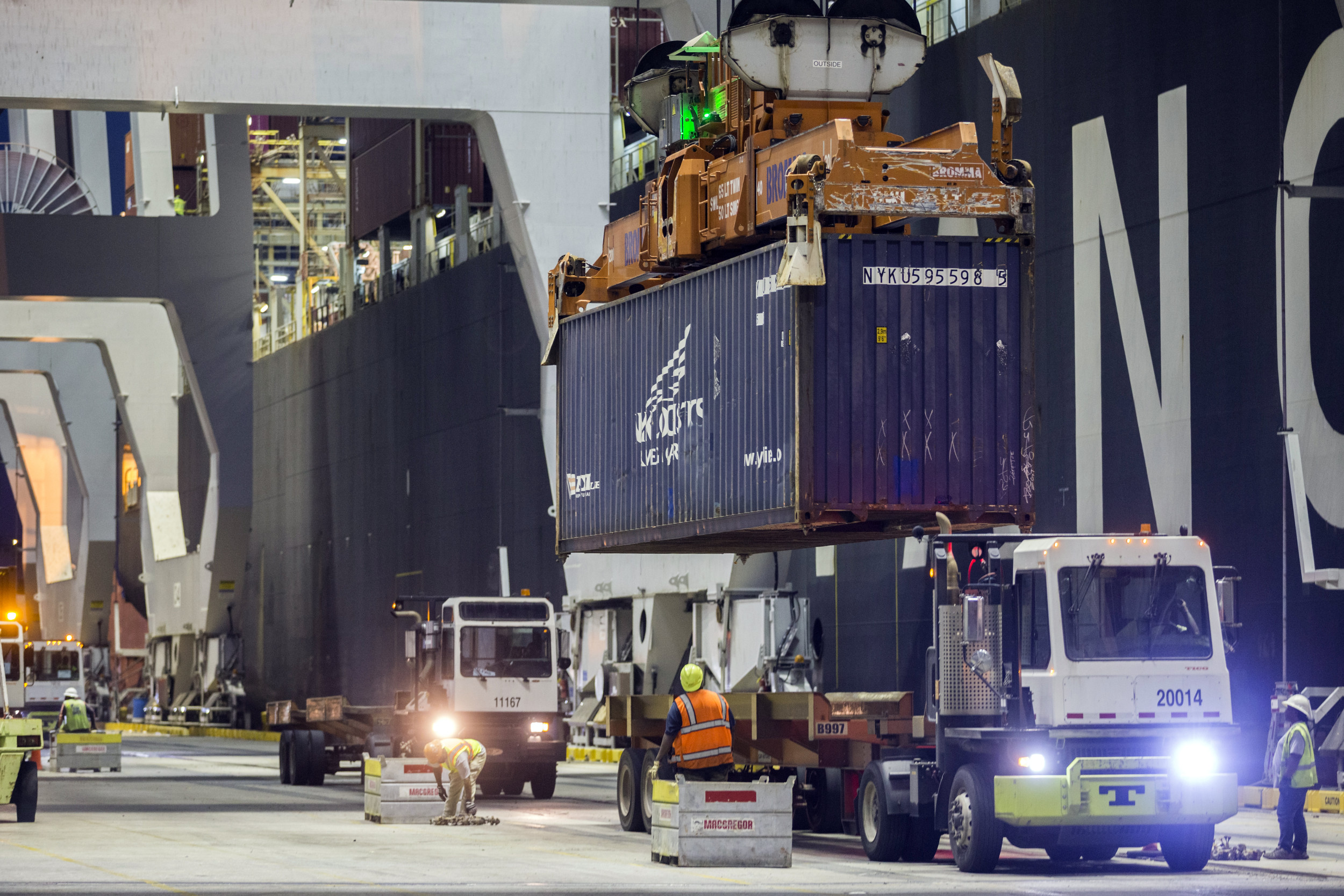 Q&A: How Will U.S. Dockworkers Strike Affect Holiday Shopping? [Video]