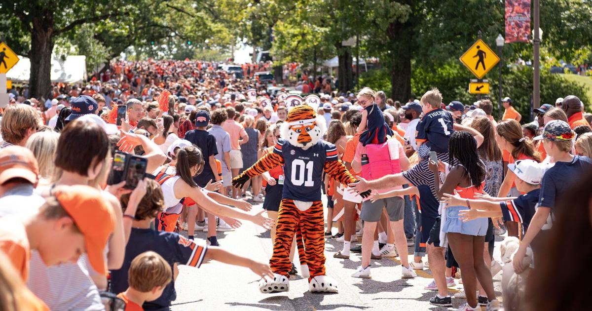 Auburn vs Oklahoma: Tiger Walk [Video]