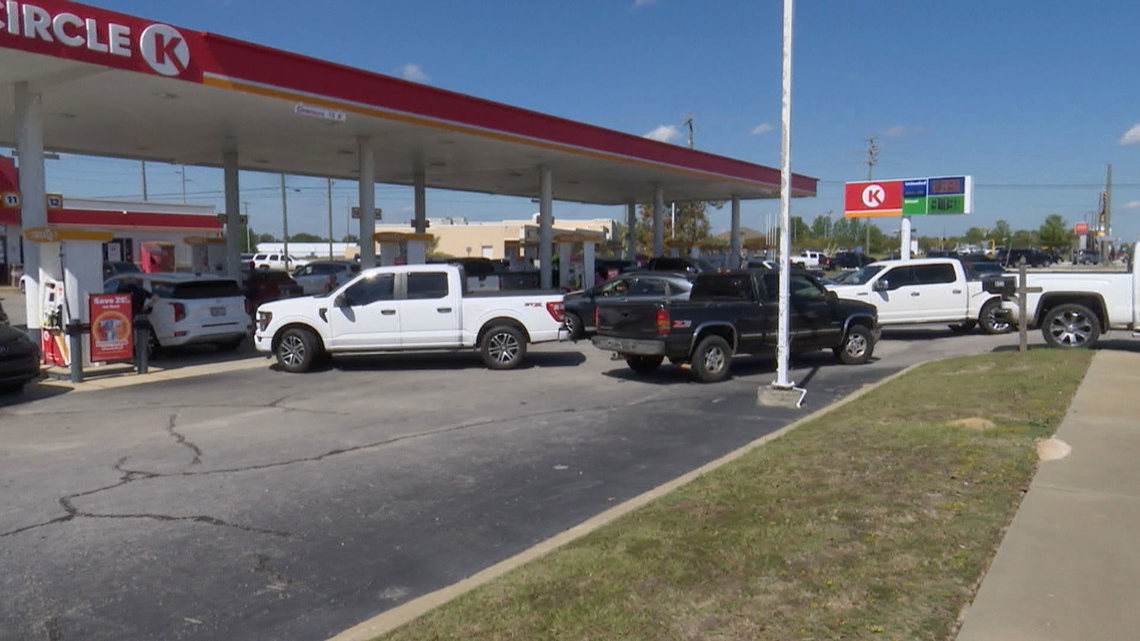 Long lines reported at gas station in Lexington, South Carolina [Video]