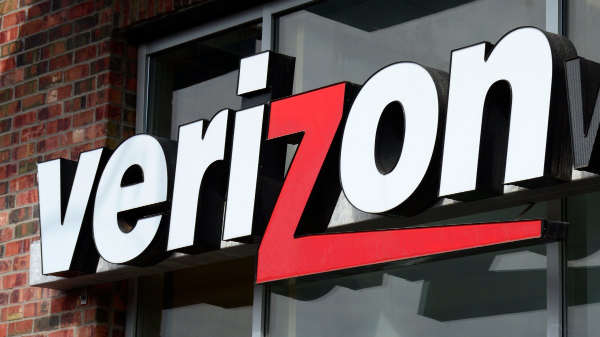 Verizon customers reporting issues with cellphone service  NBC Bay Area [Video]